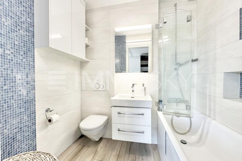 Salle de bains parentale  - 6.5 Zimmer Reihenmittelhaus in Biel/Bienne