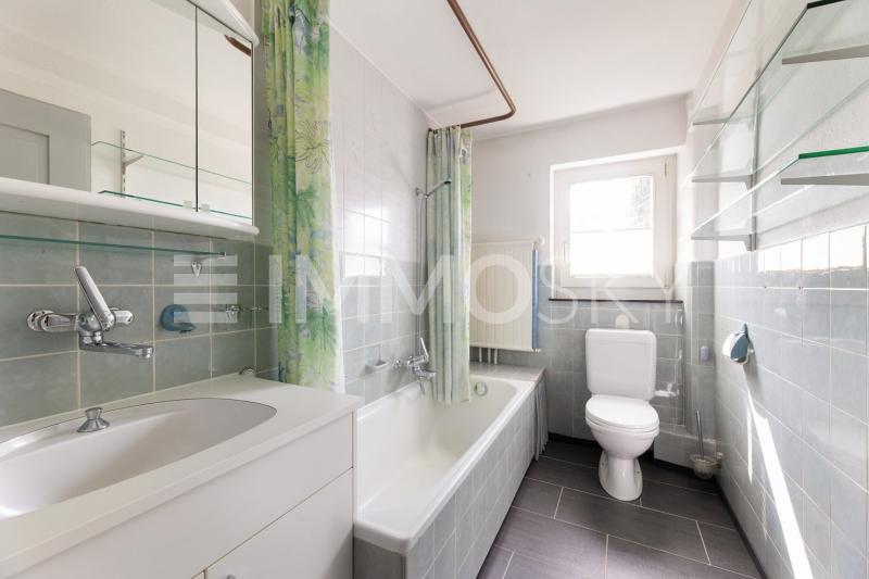 Praktisches Badezimmer EG-Wohnung - 10 pièces Maison bifamiliale a Embrach