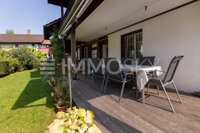 Ein sonniges Plätzchen zum Verweilen EG-Wohnung - 10 pièces Maison bifamiliale a Embrach