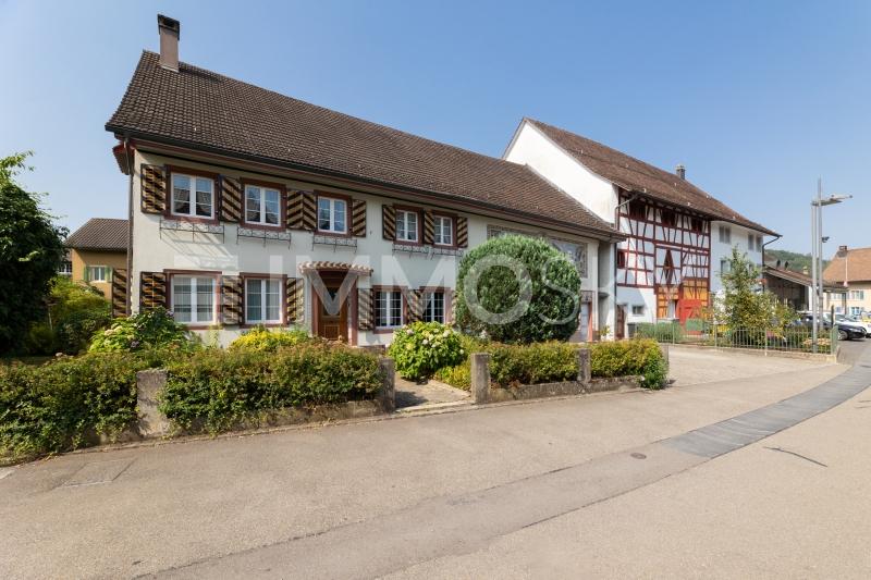 Hauszugang Nordseite - 10 pièces Maison bifamiliale a Embrach