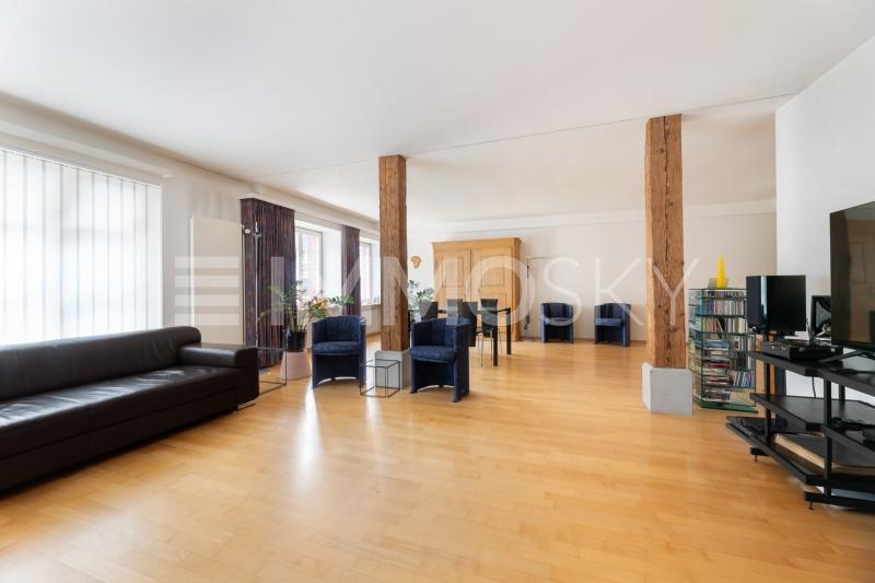 Viel Raum bietendes Wohn-/Esszimmer EG-Wohnung - 10 pièces Maison bifamiliale a Embrach