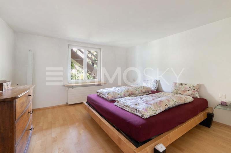 Kuschliges Schlafzimmer EG-Wohnung - 10 pièces Maison bifamiliale a Embrach