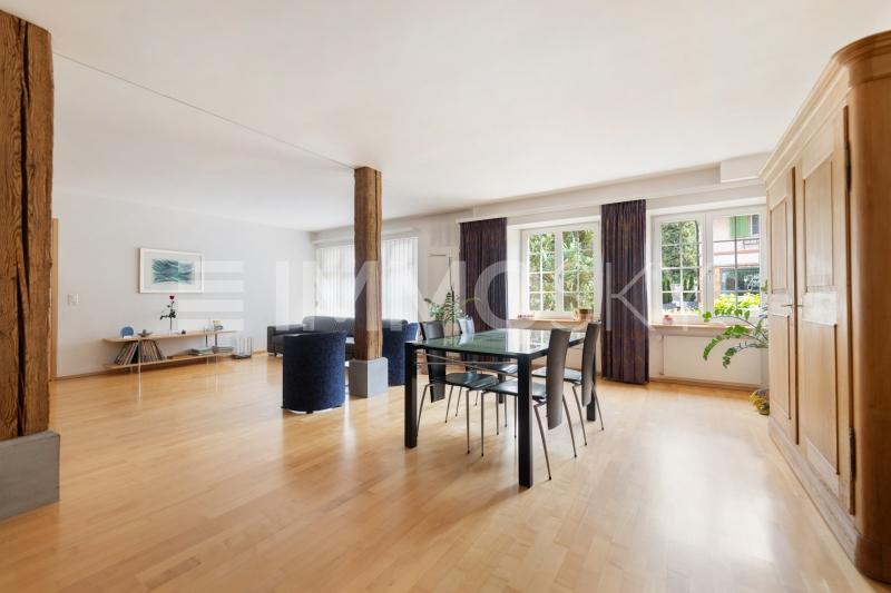 Viel Raum bietendes Wohn-/Esszimmer EG-Wohnung - 10 Zimmer Zweifamilienhaus in Embrach