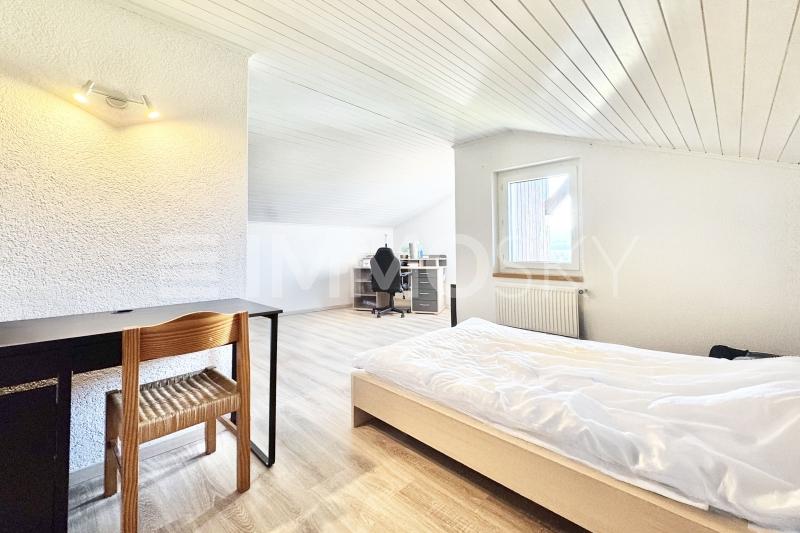 Chambre à coucher sous le toit - 5.5 pièces Maison jumelle a Les Breuleux