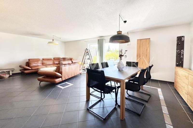 Grand séjour lumineux - 5.5 pièces Maison jumelle a Les Breuleux