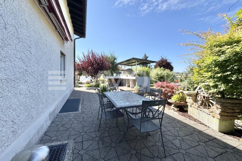Terrasse côté Ouest avec four à pizza - 5.5 pièces Maison jumelle a Les Breuleux