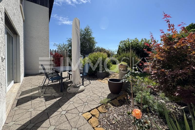 Terrasse orientée Sud avec jardin - 5.5 pièces Maison jumelle a Les Breuleux