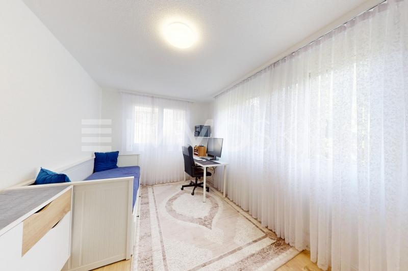 Bureau lumineux - 4.5 pièces Appartement en rez-de-chaussée a Prez vers Noréaz