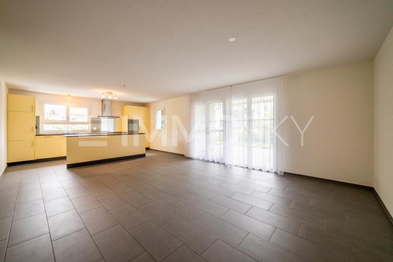 Geräumiger Ess- und Wohnbereich - 4.5 pièces Appartement en rez-de-chaussée a Ried b. Kerzers
