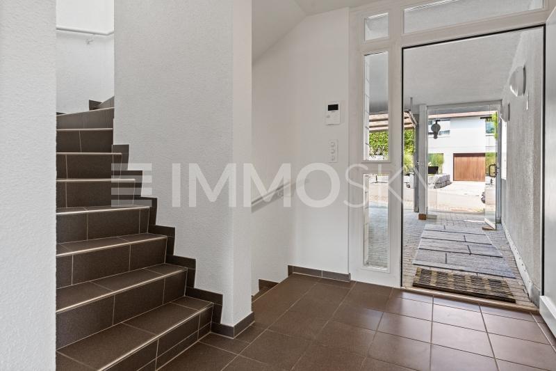 Eingangsbereich mit Garage - 5 pièces Maison a Rudolfstetten Friedlisberg