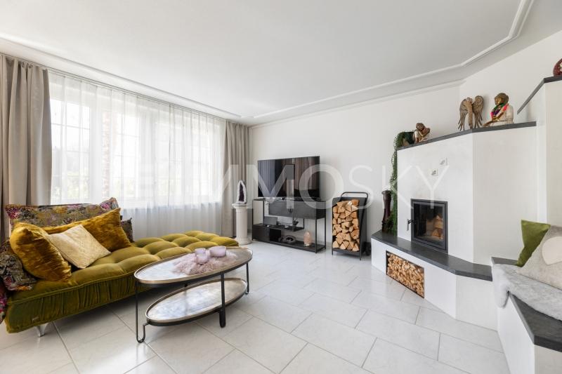 Helles Wohnzimmer mit Speicherofen für erfrischende Tage - 5.5 Zimmer Wohnung in Fläsch