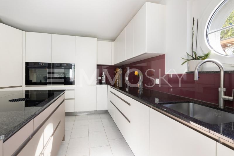 Moderne Küche mit Kochinsel - 5.5 Zimmer Wohnung in Fläsch