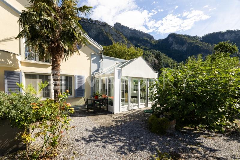 Privater Garten zum Entspannen - 5.5 Zimmer Wohnung in Fläsch