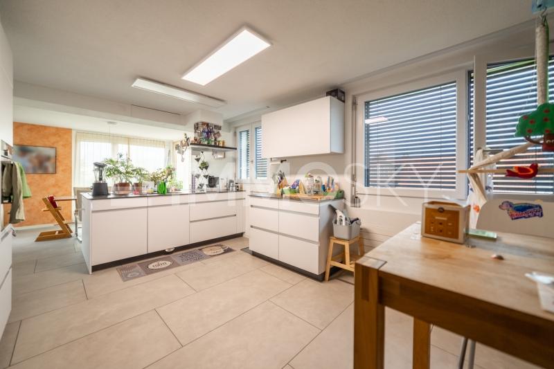 Geräumige Küche - 6.5 pièces Duplex a Uetendorf