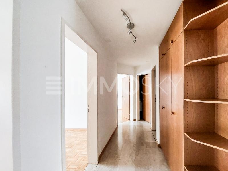 Praktischer Durchgang mit Einbauschränken - 4.5 pièces Appartement a Zwingen