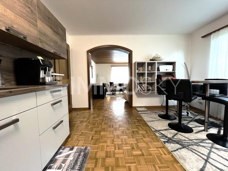 Essküche mit Durchgang zum Wohnbereich - 5.5 pièces Maison a Laufenburg