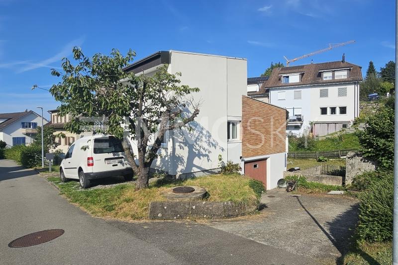 Aussenansicht mit der Garageneinfahrt - 4.5 pièces Maison individuelle a Goldach