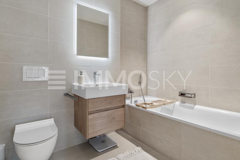 Nasszelle mit Badewanne beim Eigangsbereich - 3.5 pièces Appartement a Oberengstringen