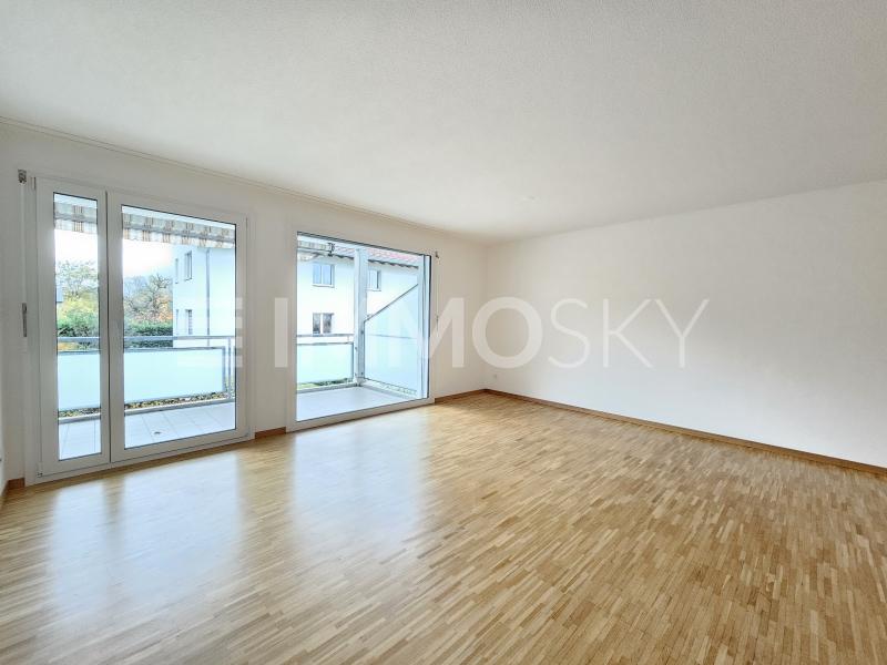Heller Wohnbereich mit Balkonzugang - 4.5 pièces Appartement a Trimmis