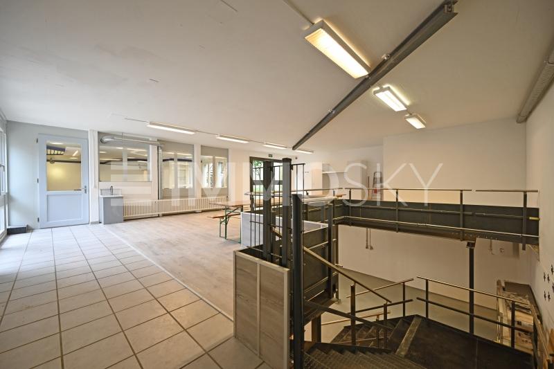 Entrée Gewerbebereich mit Zugang zum Lager - 3.5 pièces Loft a Thörishaus