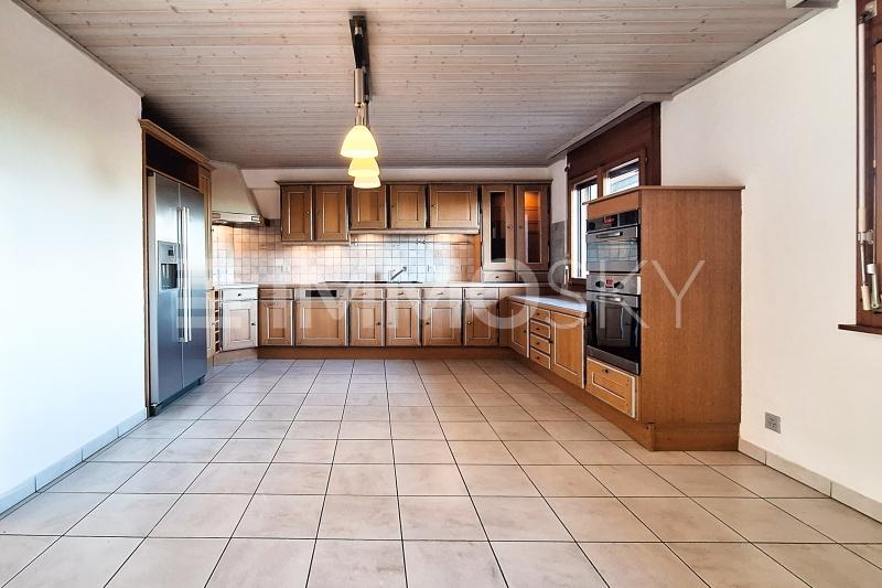 Cuisine spacieuse - 6.5 pièces Maison mitoyenne a Gimel