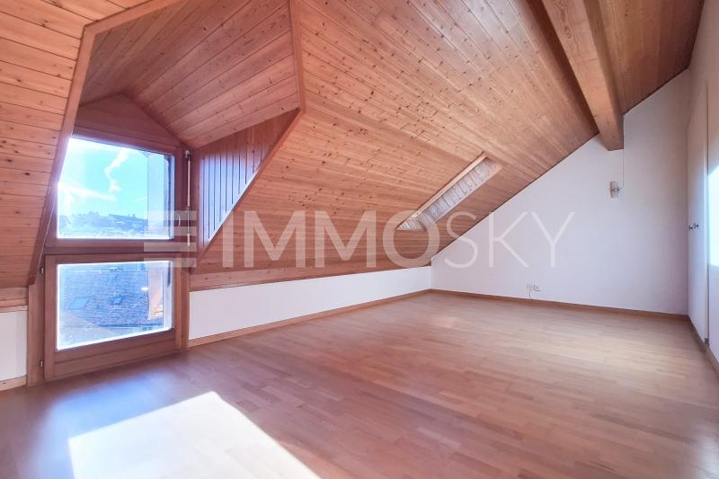 Grande chambre lumineuse au dernier étage - 6.5 pièces Maison mitoyenne a Gimel