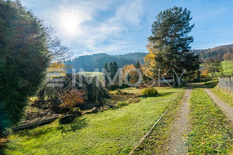 Zufahrt zur Liegenschaft mit schönem Teich zu Ihrer Linken - 6 pièces Maison a Windlach