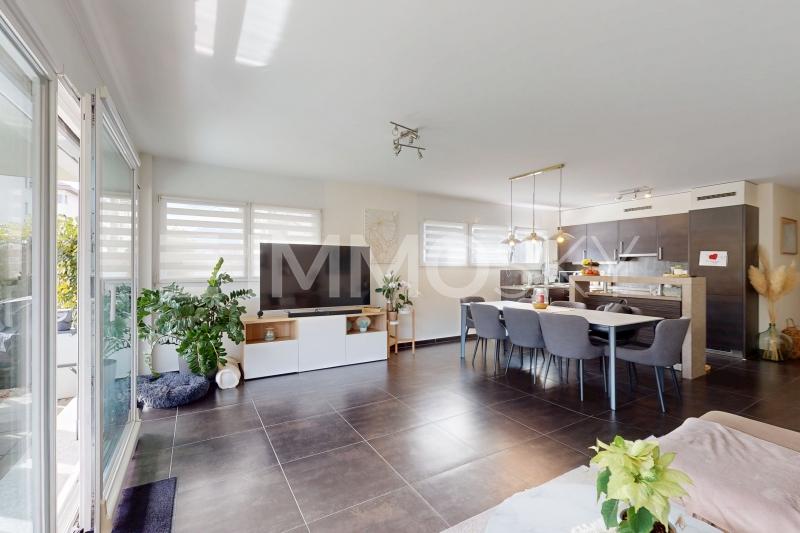 Salon donnant sur terrasse spacieuse et un grand jardin privatif - 4.5 Zimmer Gartenwohnung in Sion