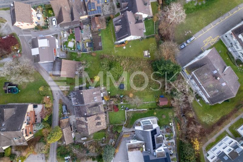 Das Grundstück wird mit einer kleinen Strasse erschlossen (Kosten CHF 32'500.--) - Terrain à bâtir à Egg b. Zürich