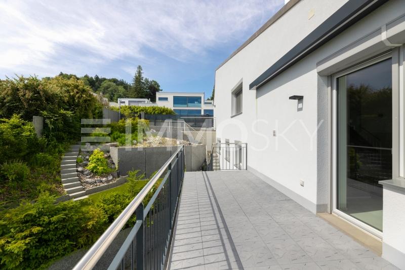Sicht auf den Aussenbereich vom Balkon aus - 6.5 pièces Maison bifamiliale a Langnau am Albis