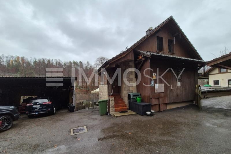 Aussenansicht mit grosszügigen Parkmöglichkeiten - 8 pièces Maison individuelle a Kemptthal