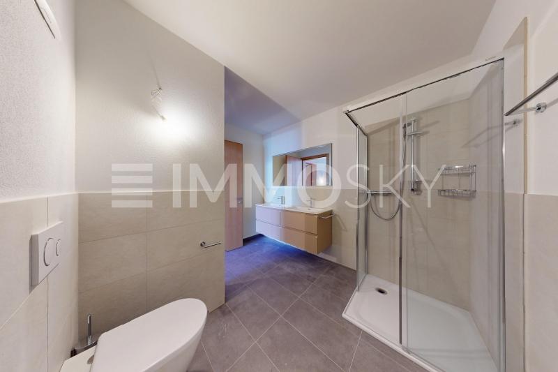 Badezimmer mit Dusche und Waschmaschine - 4.5 pièces Appartement sous les toits a Erschmatt