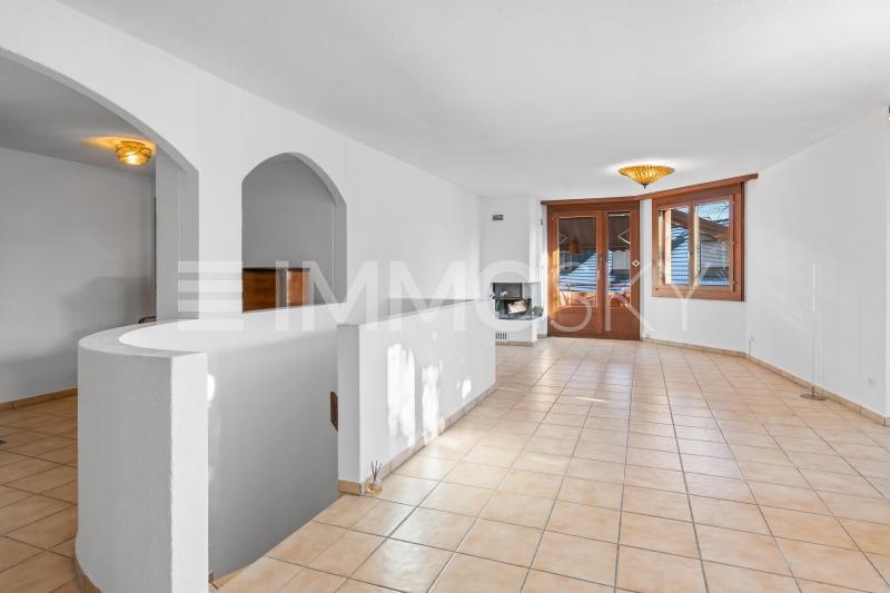 Mit der Treppe geht es gleich zu den Schlafzimmern - 5.5 pièces Maison individuelle a Baden
