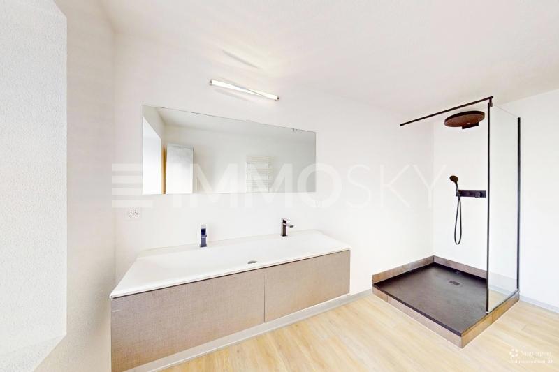 Salle-de-bains moderne - 7.5 pièces Maison a Chézard St Martin