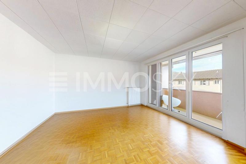 Salon spacieux avec balcon - 3 pièces Appartement a Moutier