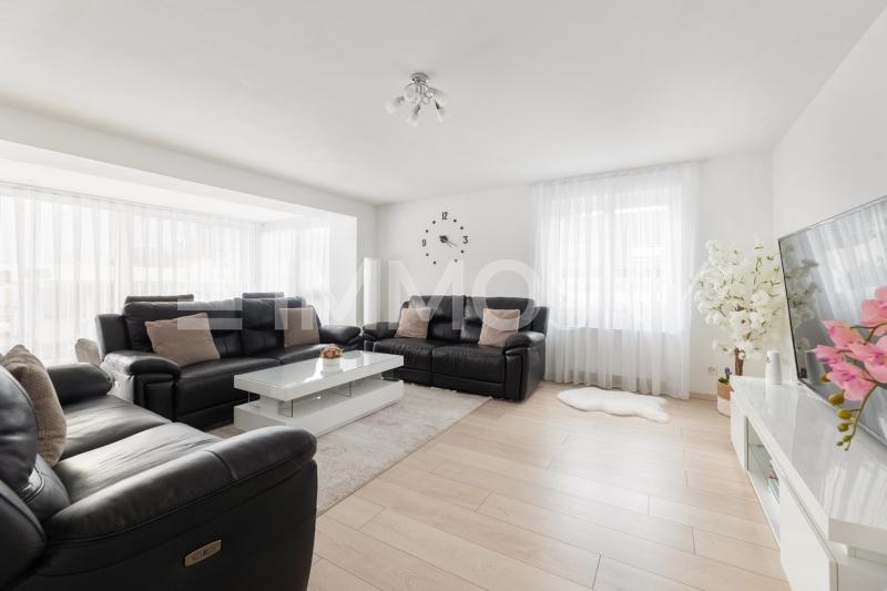 Lichtdurchflutetes Wohnzimmer - 4.5 Zimmer Wohnung in Haag (Rheintal)