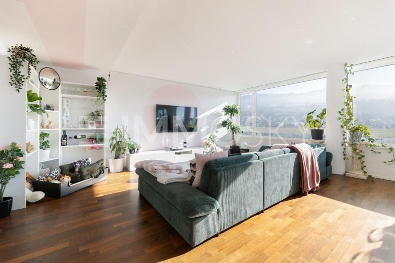 Wohnbereich mit grosszügigen Fensterfronten - 3.5 pièces Appartement a Rorschach