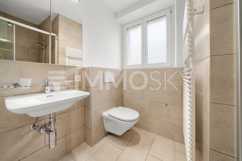 Salle de bains rénovée - 13.5 pièces Maison bifamiliale a Corcelles NE