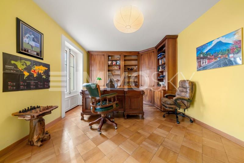 Bureau et bibliothèque - 13.5 pièces Maison bifamiliale a Corcelles NE