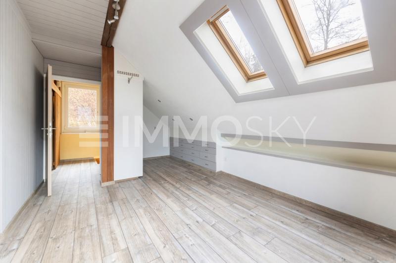 Schlafzimmer im Dachgeschoss mit Einbauschränken - 8 pièces Maison individuelle a Kemptthal