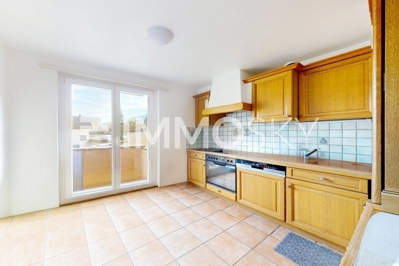 Cuisine chaleureuse avec balcon - 3 pièces Appartement a Moutier