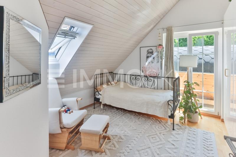 Eines der drei Schlafzimmer im Obergeschoss - 5.5 pièces Maison a Pfungen