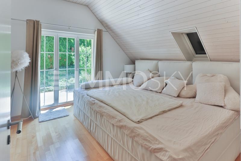 Grosses Schlafzimmer mit direktem Zugang zur blickgeschützten Terrasse - 5.5 pièces Maison a Pfungen