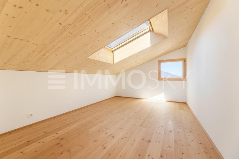 Helles Büro mit Weitsicht - 3.5 Zimmer Dachwohnung in Trimmis