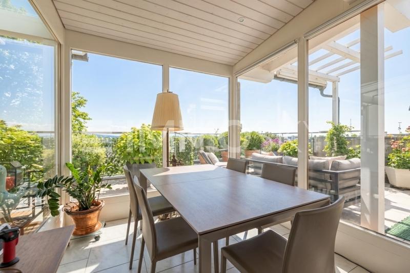 Essbereich mit Ausgang auf die Terrasse - 4.5 Zimmer Attikawohnung in Kreuzlingen