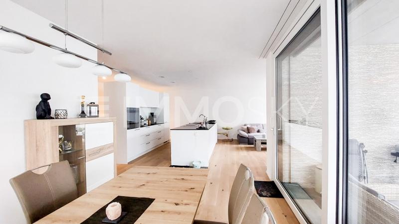 Offene Küche mit Essbereich und Durchgang auf den Balkon - 3.5 pièces Appartement a Muri AG