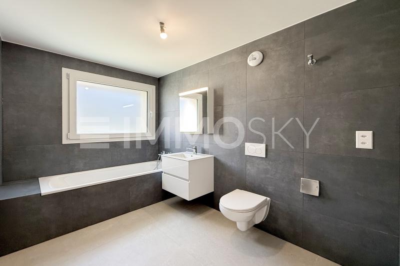 Salle de bains moderne avec baignoire - 3.5 Zimmer Gartenwohnung in Moudon
