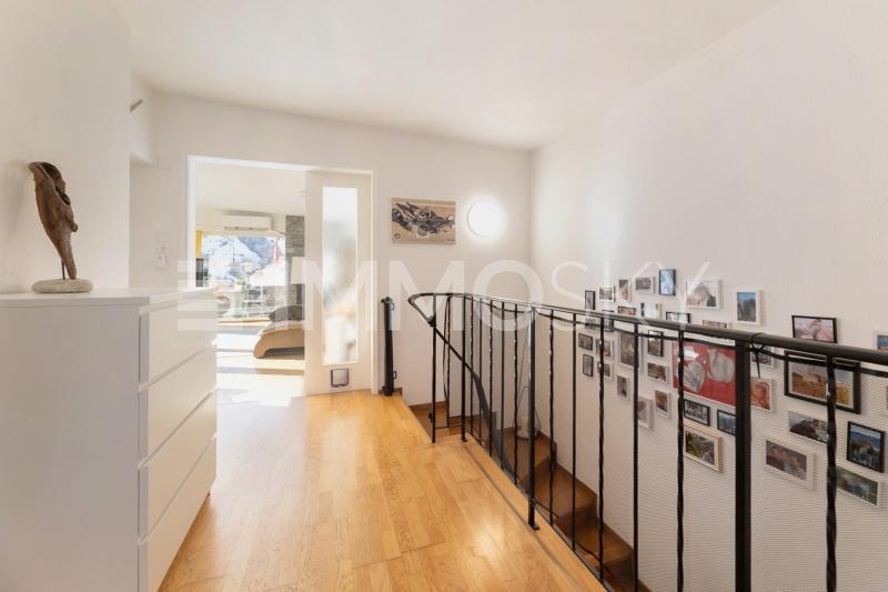 Geräumiger Flur mit Blick ins lichtdurchflutete Wohnzimmer - 3.5 pièces Maison individuelle a Vals