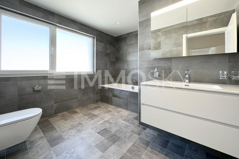 Salle de bains moderne - 5.5 Zimmer Einfamilienhaus in Courtételle