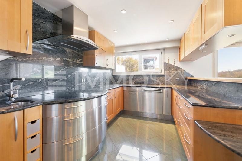 Küche mit allem, was das Herz begehrt - 6.5 Zimmer Terrassenwohnung in Wilen b. Wollerau